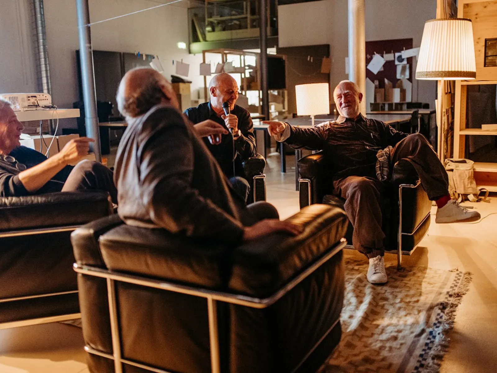 Architekt Peter Zumthor auf einem Sessel im Atelier der Liechtenstein School of Architecture