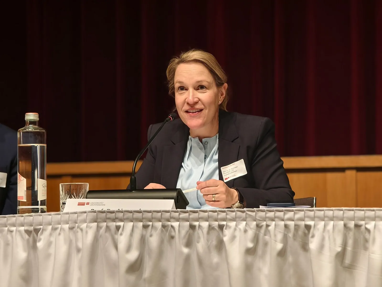 Prof. Dr. Alexandra Butterstein spricht beim Compliance-Day 2025 der Universität Liechtenstein im SAL über die wachsende Bedeutung von Weiterbildung in der Compliance-Branche.