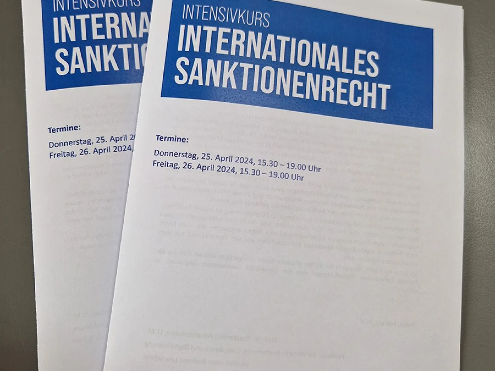 Zwei Flyer des Intensivkurses „Internationales Sanktionenrecht“ der Universität Liechtenstein, mit Terminen am 25. und 26. April 2024.