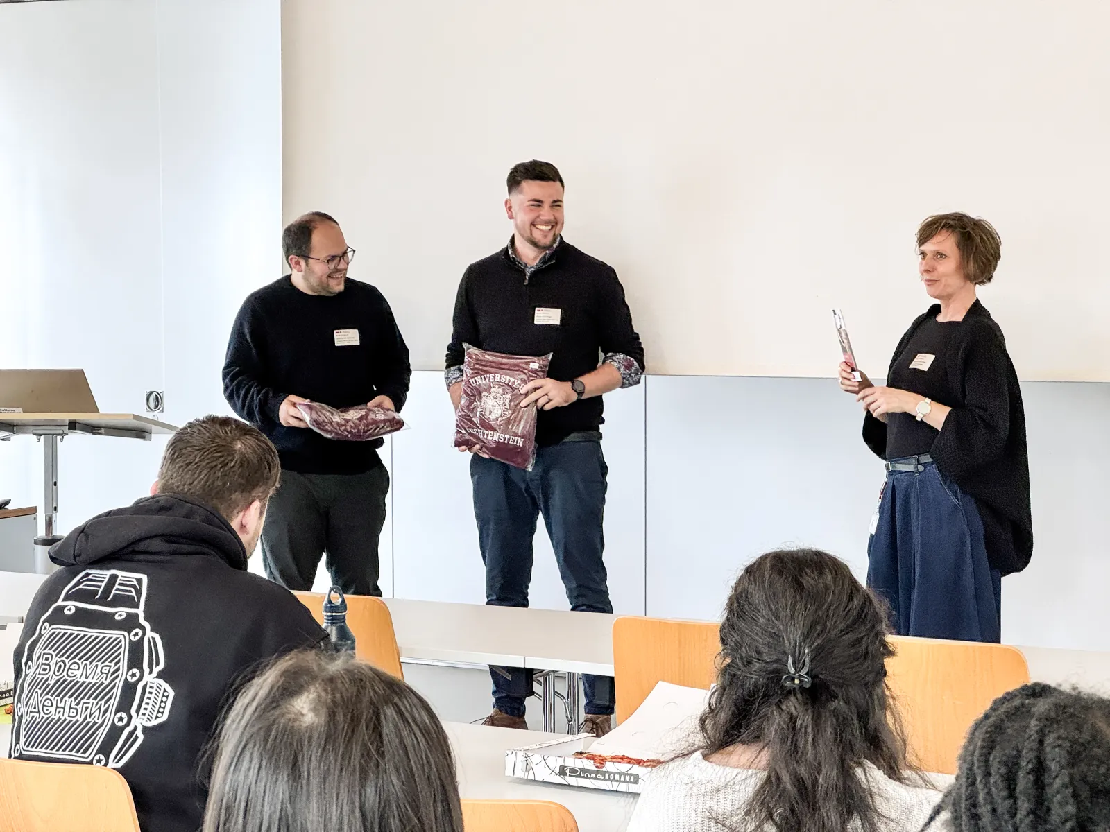 Übergabe Uni-Hoodie als Dankeschön - Alumni-Talk Master Wirtschaftsinformatik 