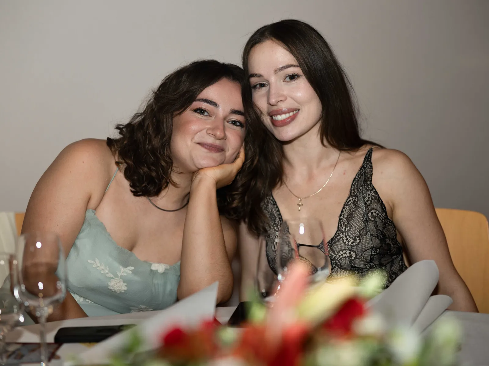 Zwei-Gäste-lächelnd-am-Tisch-Universitätsball-Liechtenstein