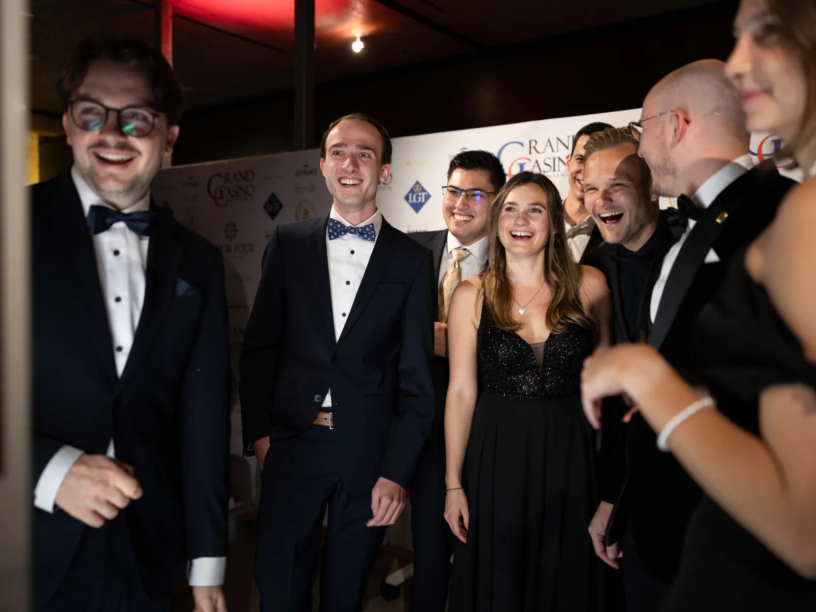 Fröhliche-Gäste-Gruppe-Sponsorenwand-Universitätsball