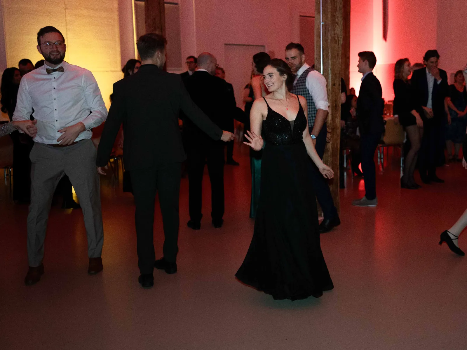 Gaeste-tanzen-Tanzflaeche-Uniball-Liechtenstein