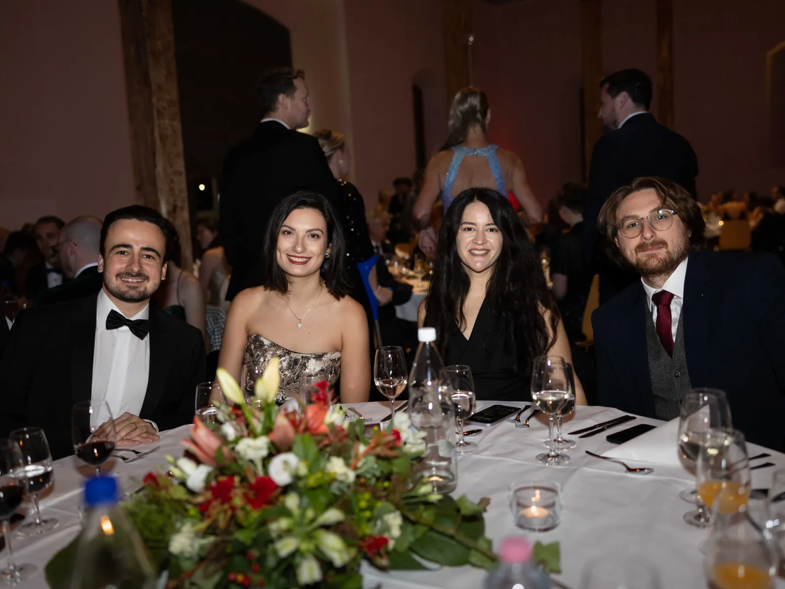 Gäste-posieren-am-Tisch-Universitätsball-Liechtenstein