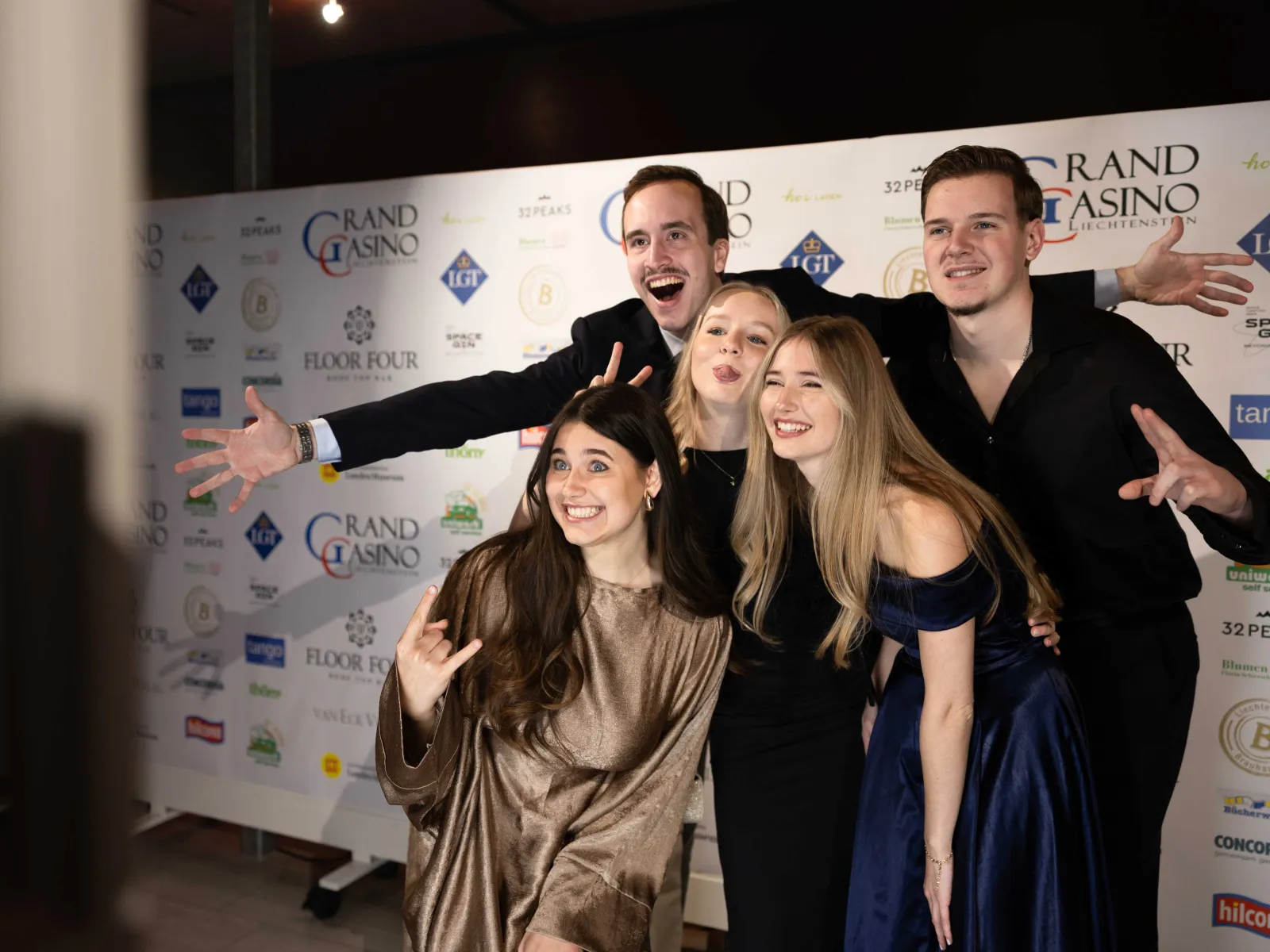 Junge-Gäste-Sponsorenwand-Universitätsball-Liechtenstein