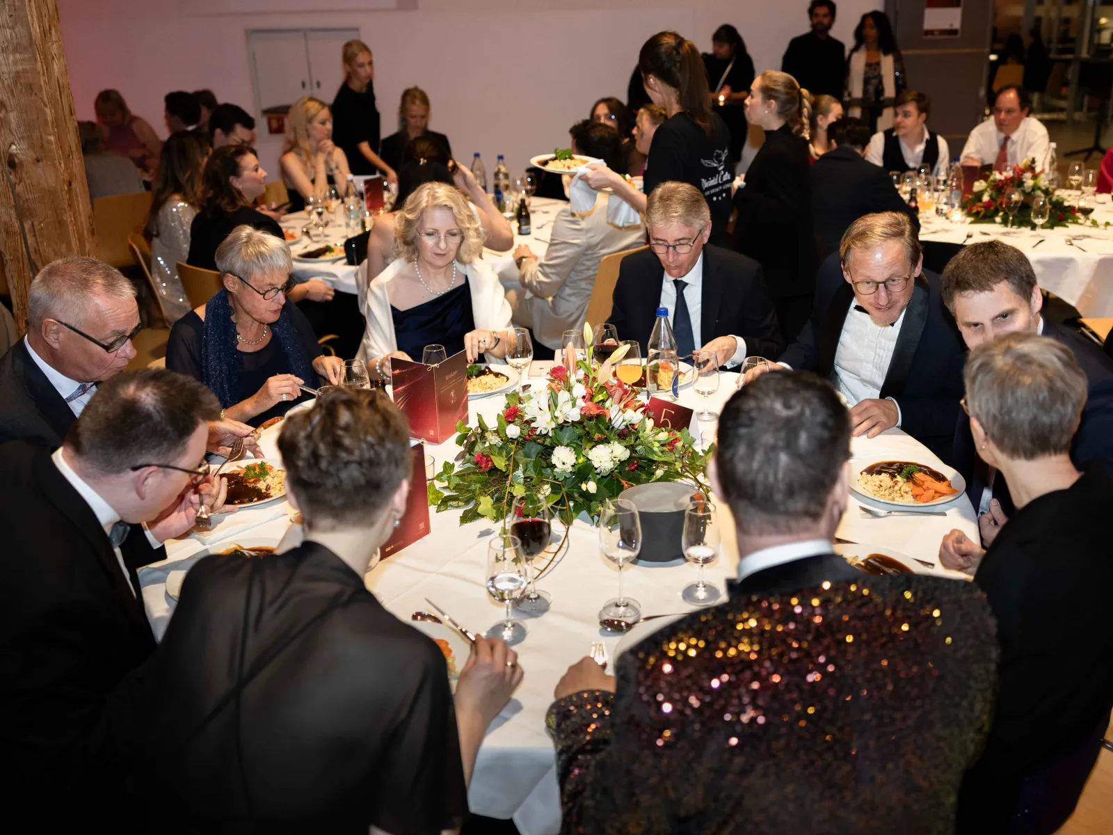 Grosse-Tischrunde-Abendessen-Uniball-Uni-Liechtenstein