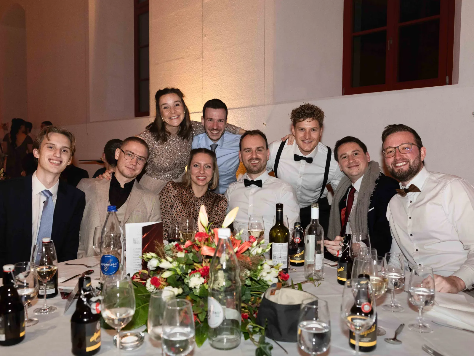 Gruppe-junger-Gäste-am-Tisch-Uniball-Liechtenstein