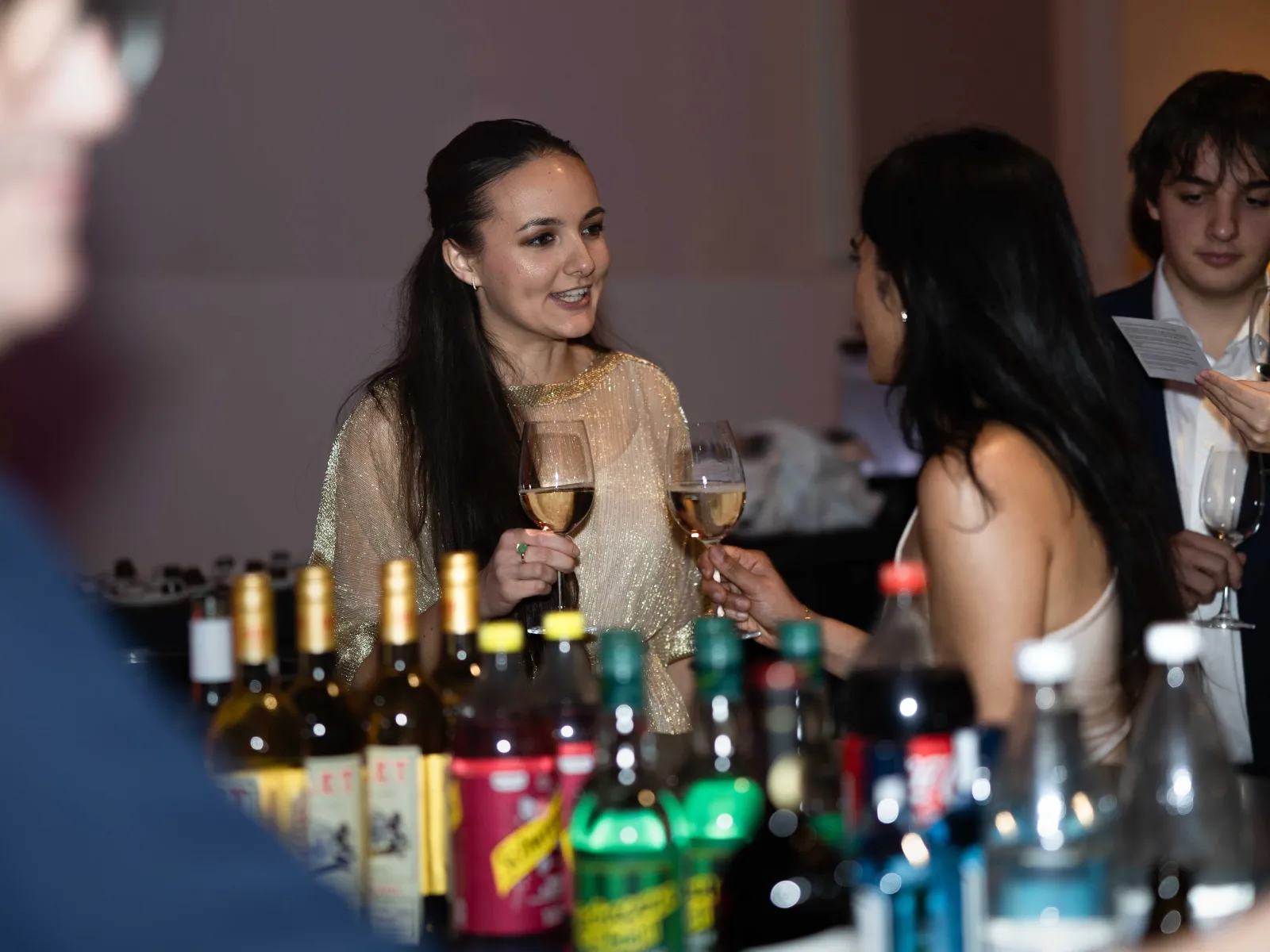 Frauen-an-der-Bar-anstossen-Uniball-Uni-Liechtenstein