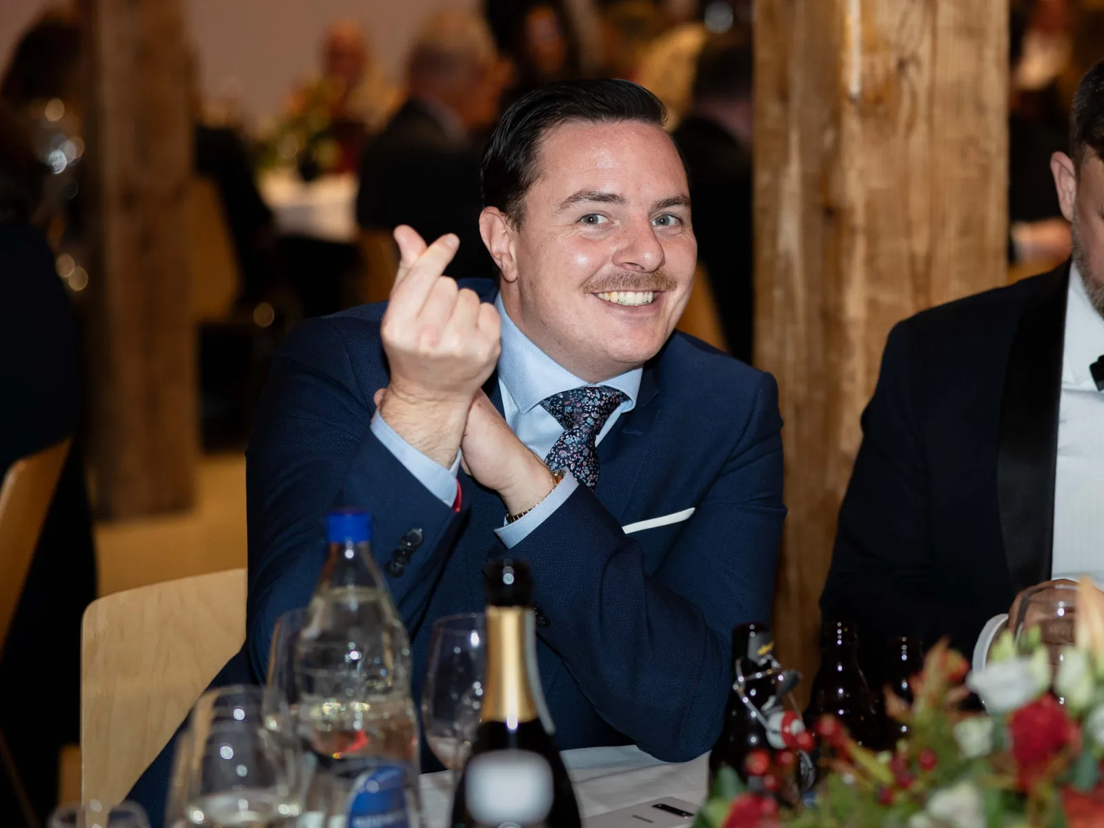 Lächelnder-Gast-Handgeste-Uniball-Uni-Liechtenstein