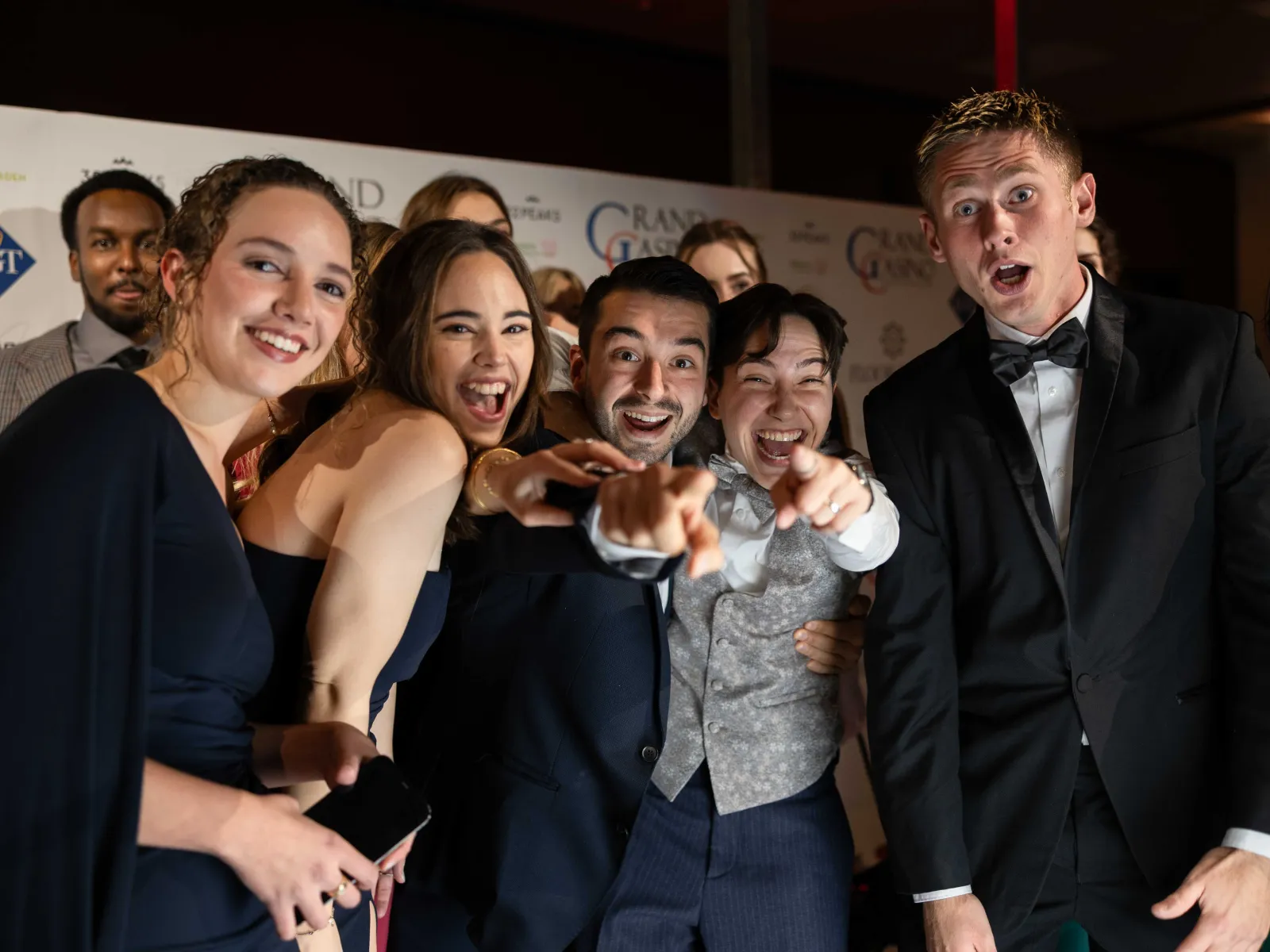 Junge-Gaeste-zeigen-auf-Kamera-Uniball-Liechtenstein