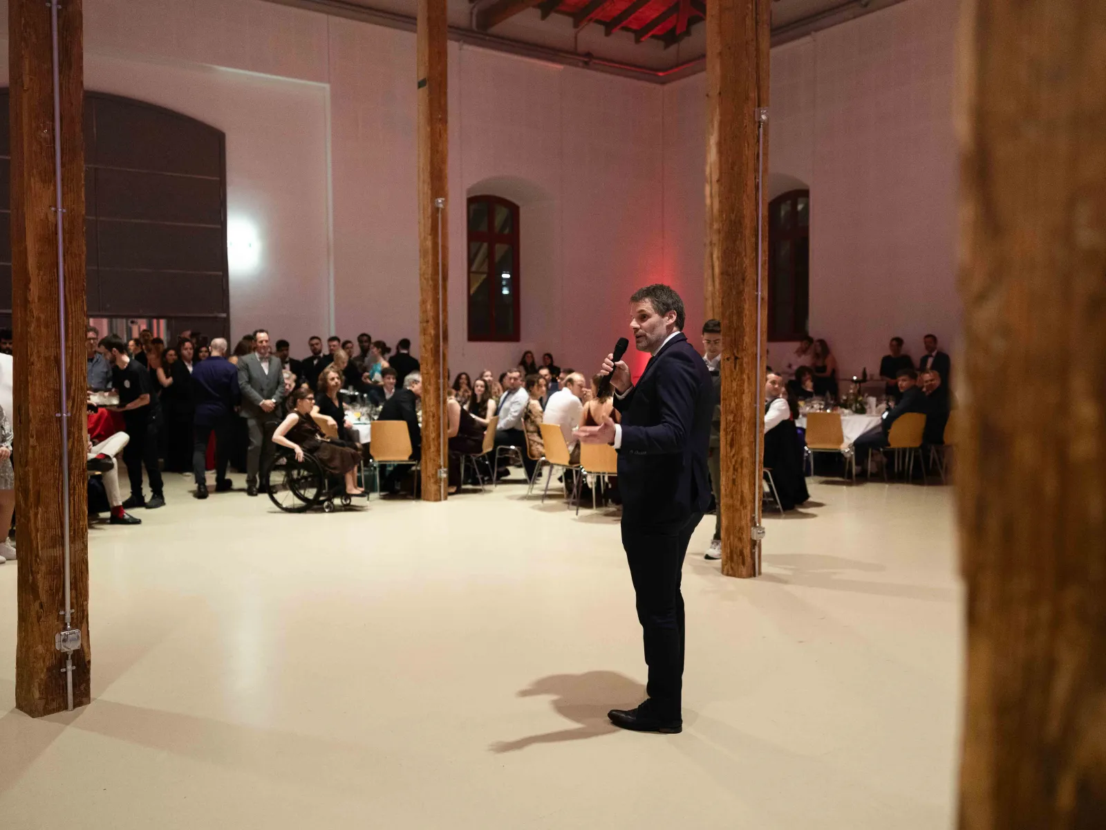 Rektor-hält-Rede-vor-Publikum-Uniball-Liechtenstein