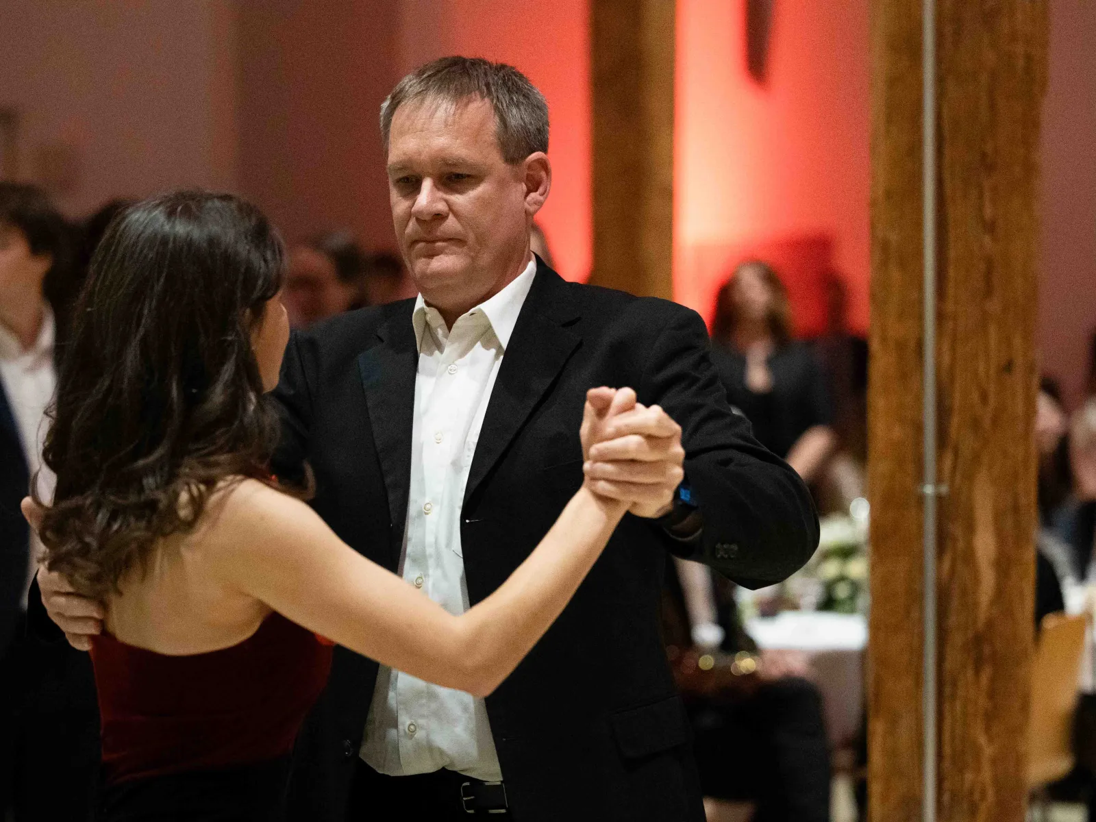 Zwei-Paare-tanzen-synchron-Uniball-Liechtenstein