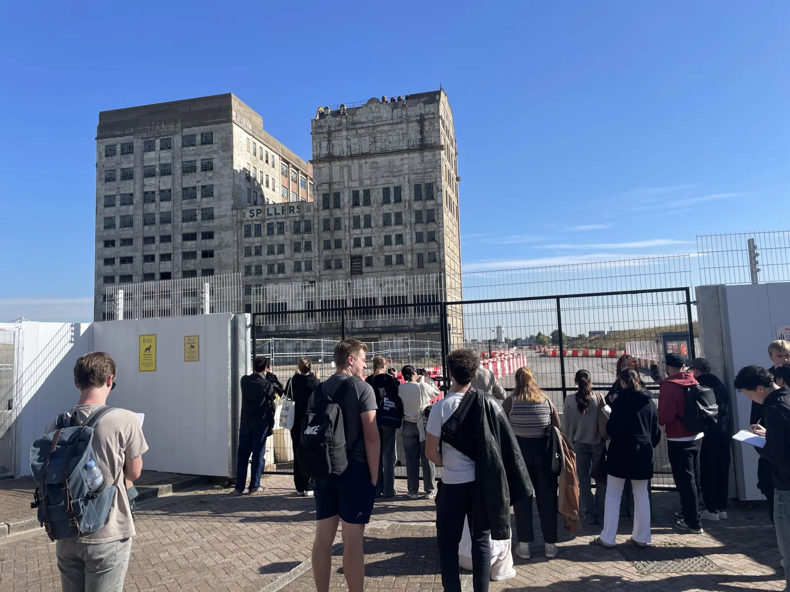 Gruppe Studierender vor einem Hochhaus