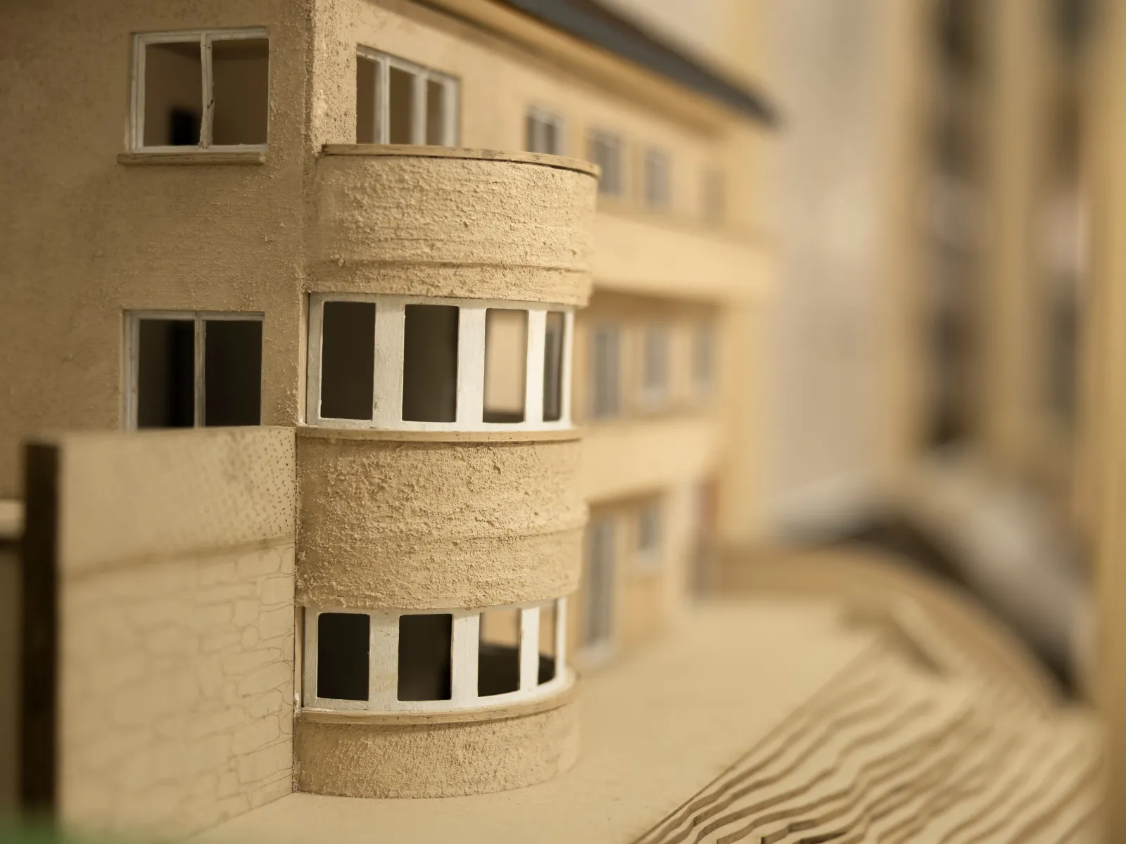 Ein Architetkurmodell in beige/weiss