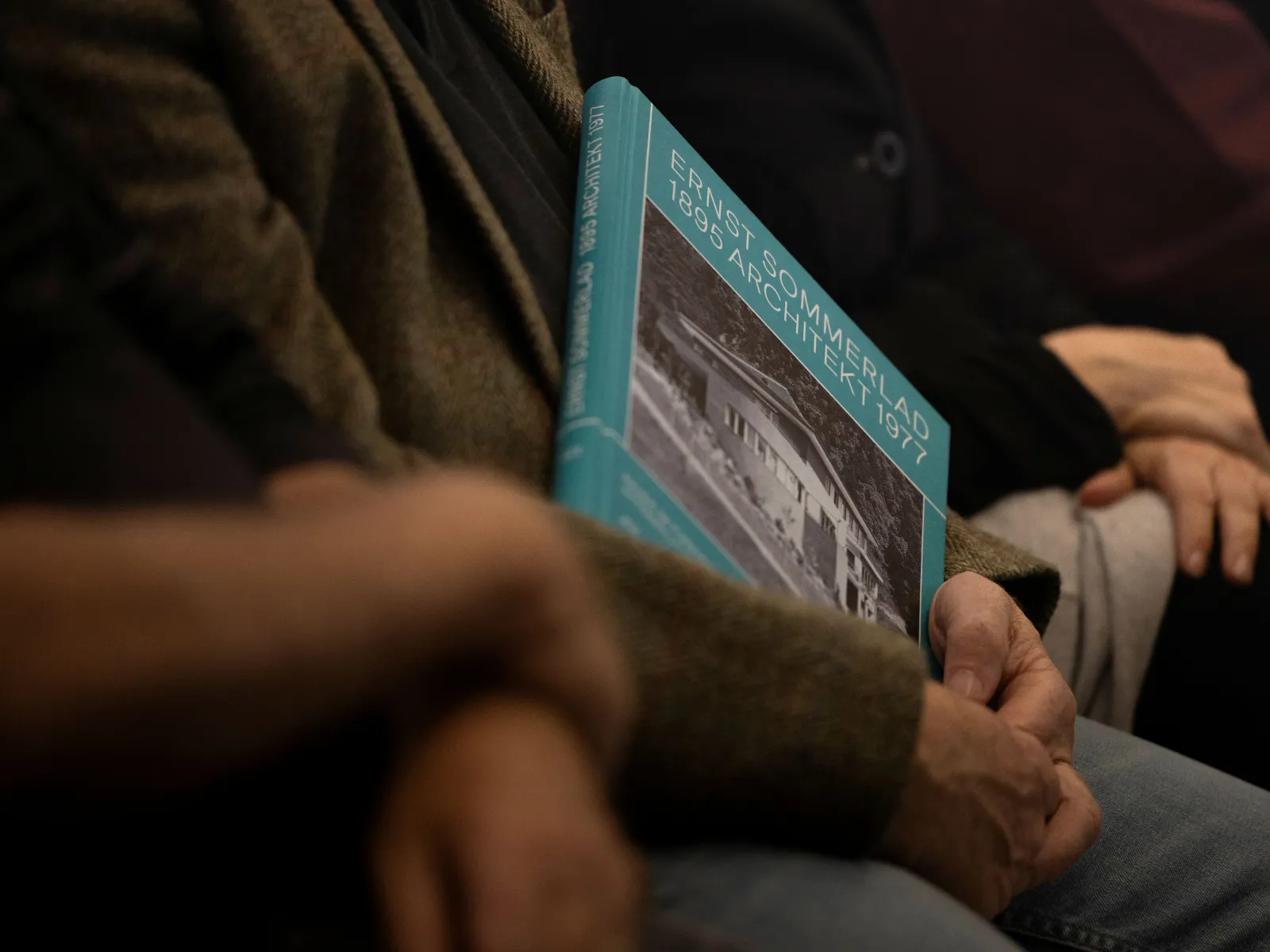 Nahaufnahme von einem blauen Buch, das jemand in der Hand hält