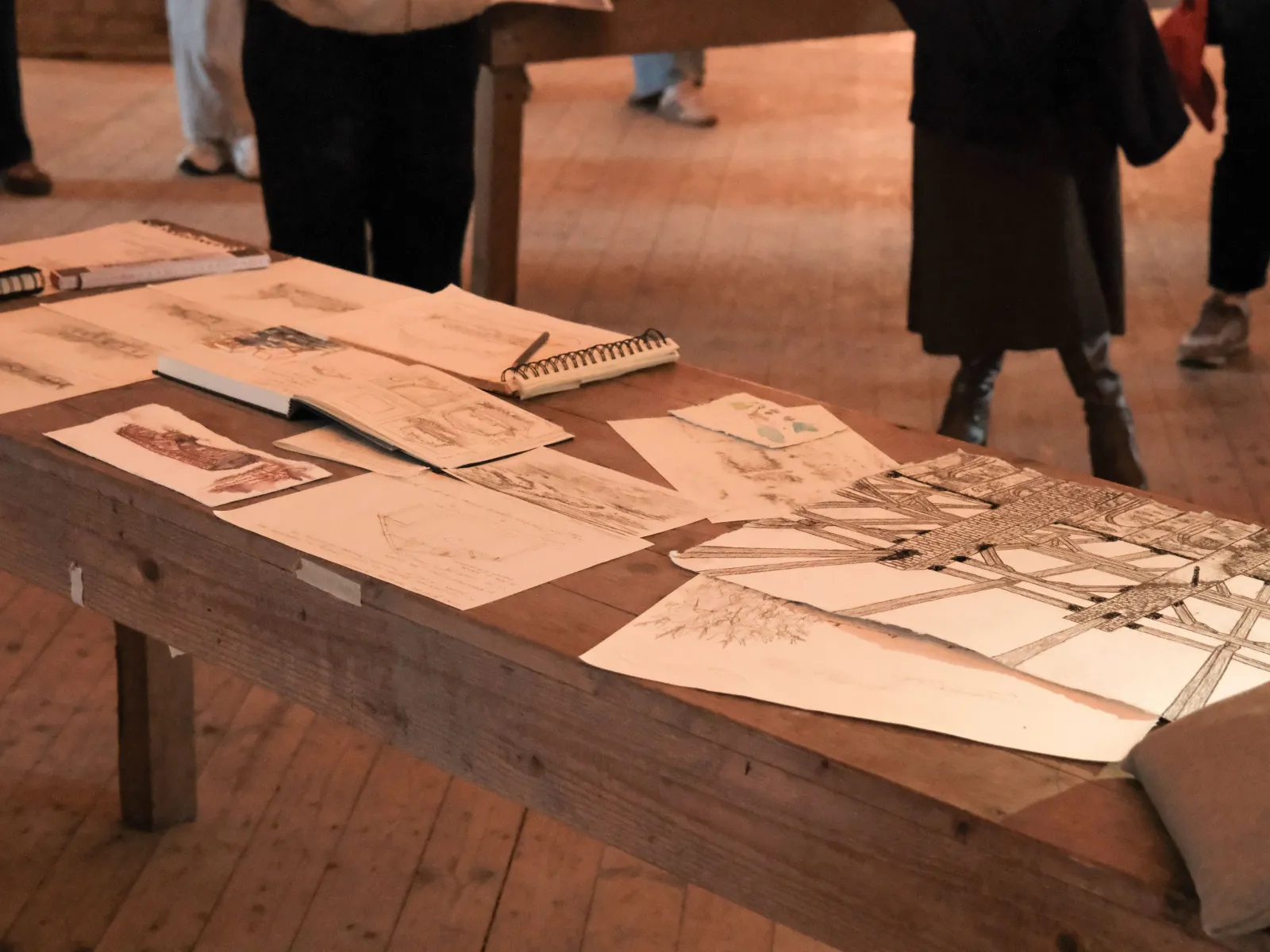 Skizzen, die auf einem Tisch liegen