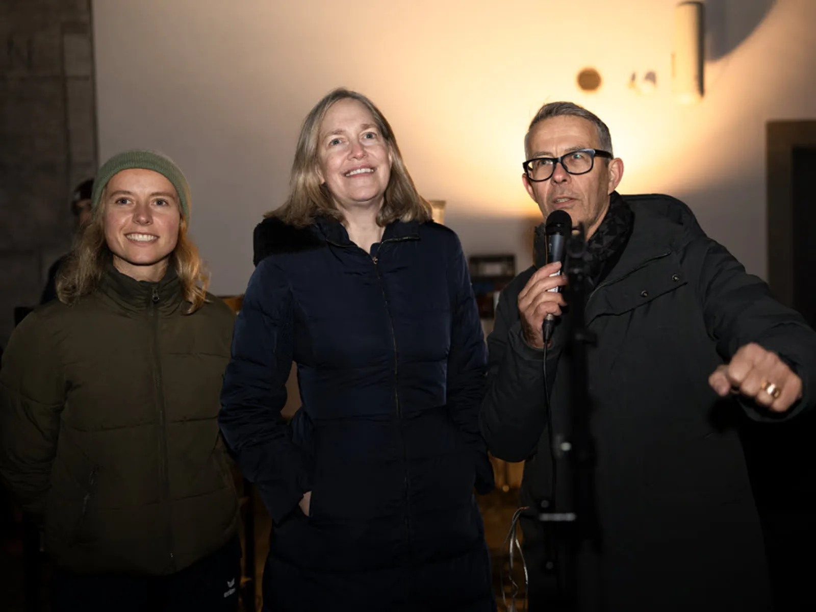 Projektteam des Red Pavillons steht zusammen.