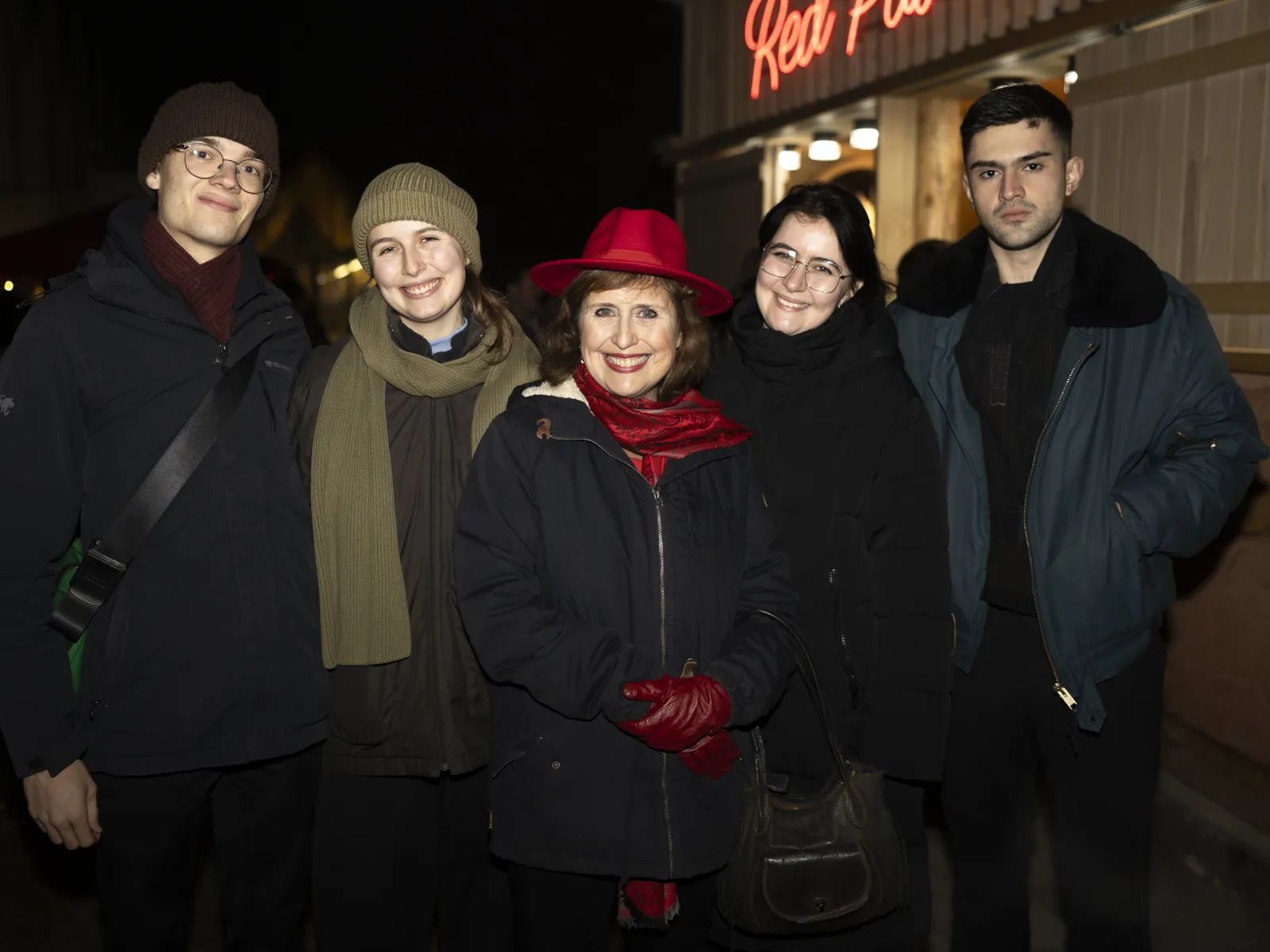 Studierende und Mitarbeitende im Gespräch.