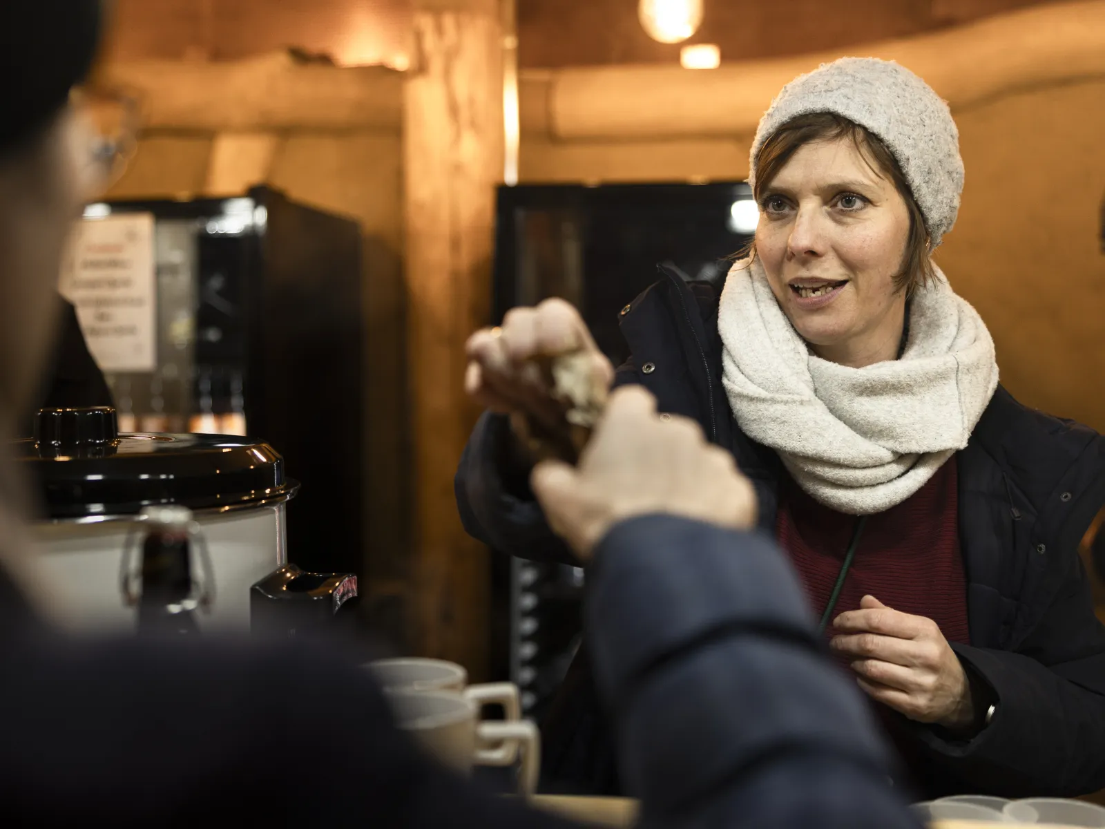 Alumni-Beauftragte schenkt warme Getränke aus
