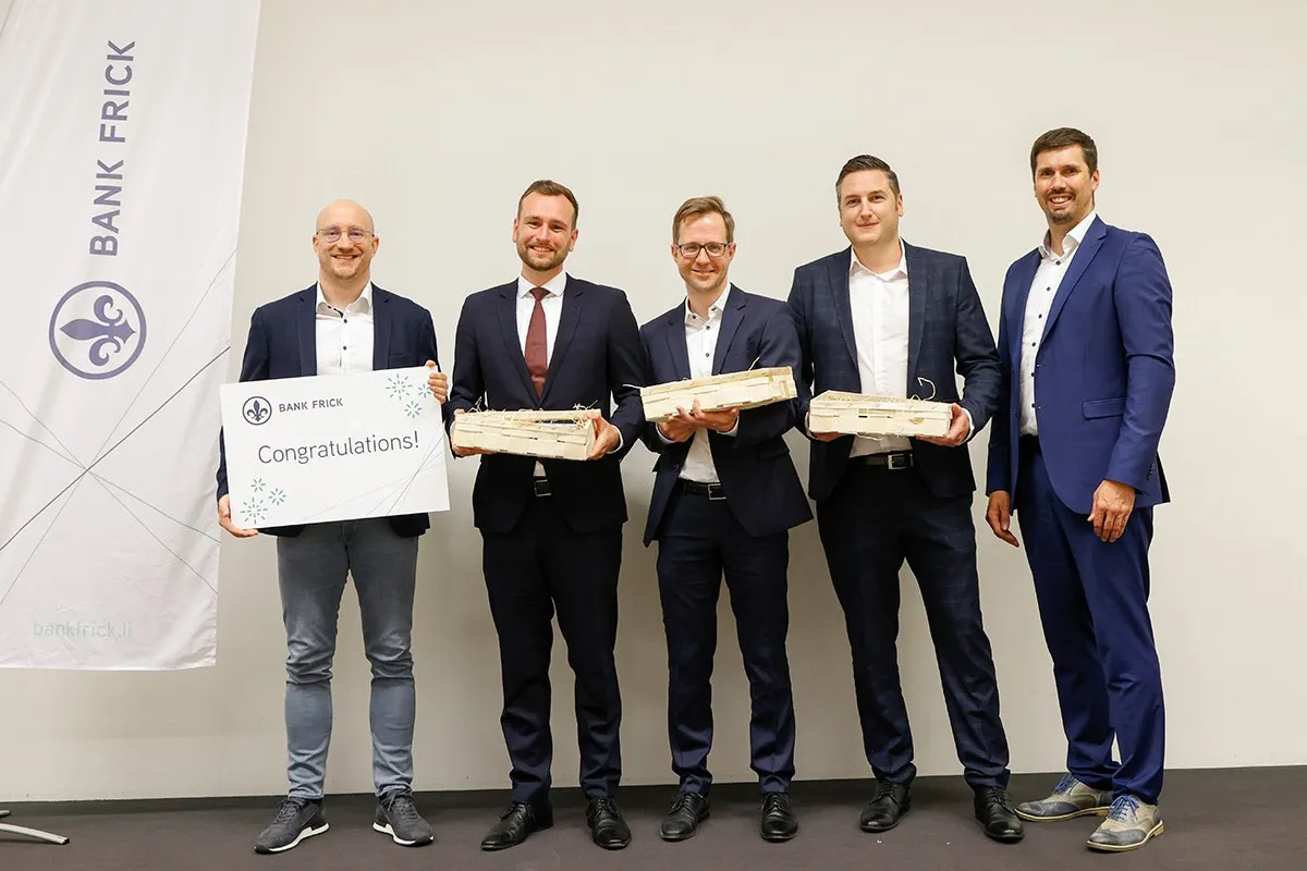 Zertifikatsübergabe an neue Experten für Blockchain und FinTech