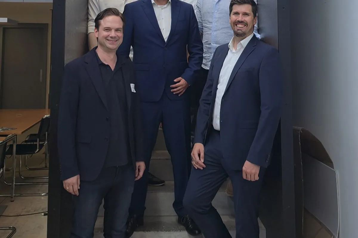 Foto von Marius Gramlich, umgeben von seinen Betreuern und Doktoratskolegen zur Feier seiner erfolgreichen Dissertation an der Universität Liechtenstein.