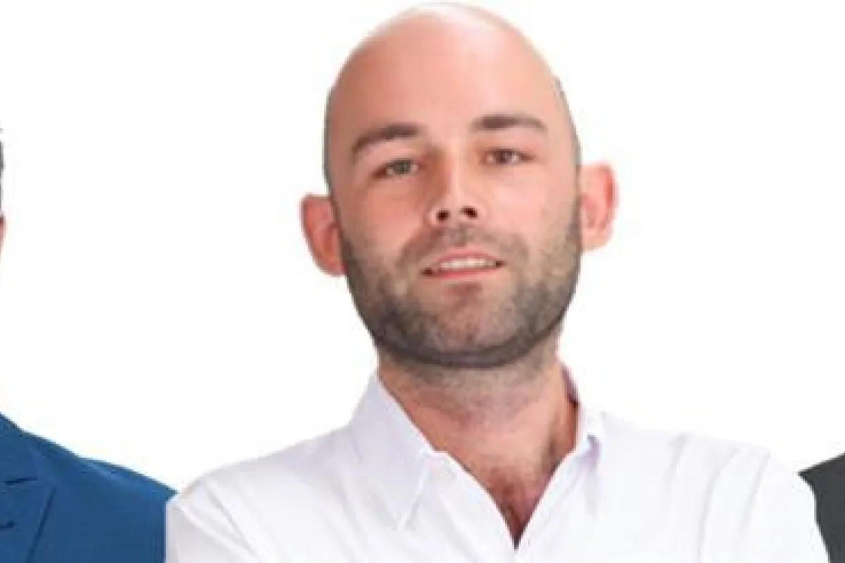 Drei Männer in formeller Kleidung lächeln in die Kamera. Sie sind Teil eines Forschungsteams der Universität Liechtenstein, das maschinelles Lernen zur Vorhersage von Finanzkrisen untersucht.