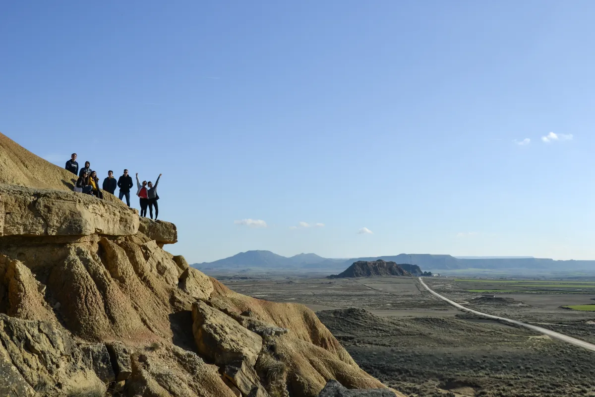 Studierende im Ausland auf Fels