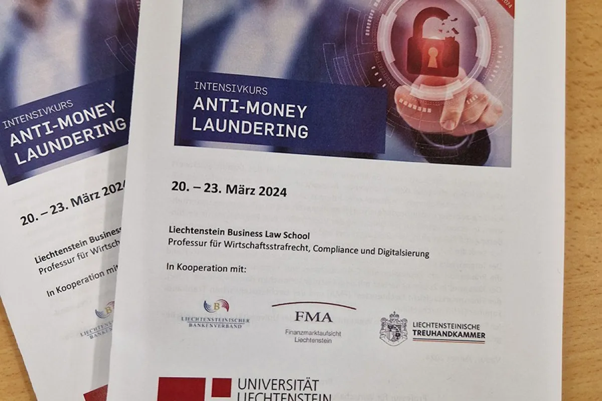 Broschüren des Intensivkurses „Anti-Money Laundering“ der Universität Liechtenstein, datiert auf 20.–23. März 2024, mit Logos von Kooperationspartnern und einem digitalen Schloss-Symbol auf dem Cover.