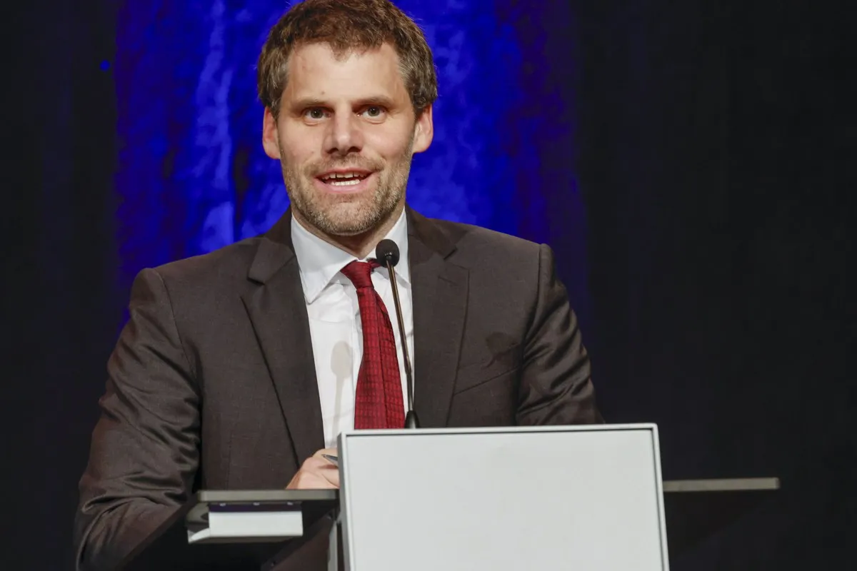 Rektor Christian Frommelt hält eine Rede.