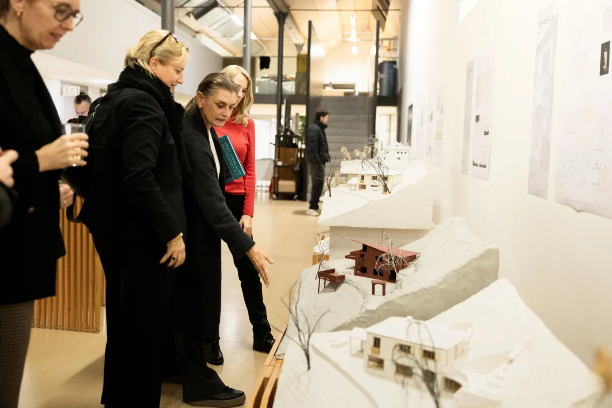 Menschen, die auf Architekturmodelle schauen