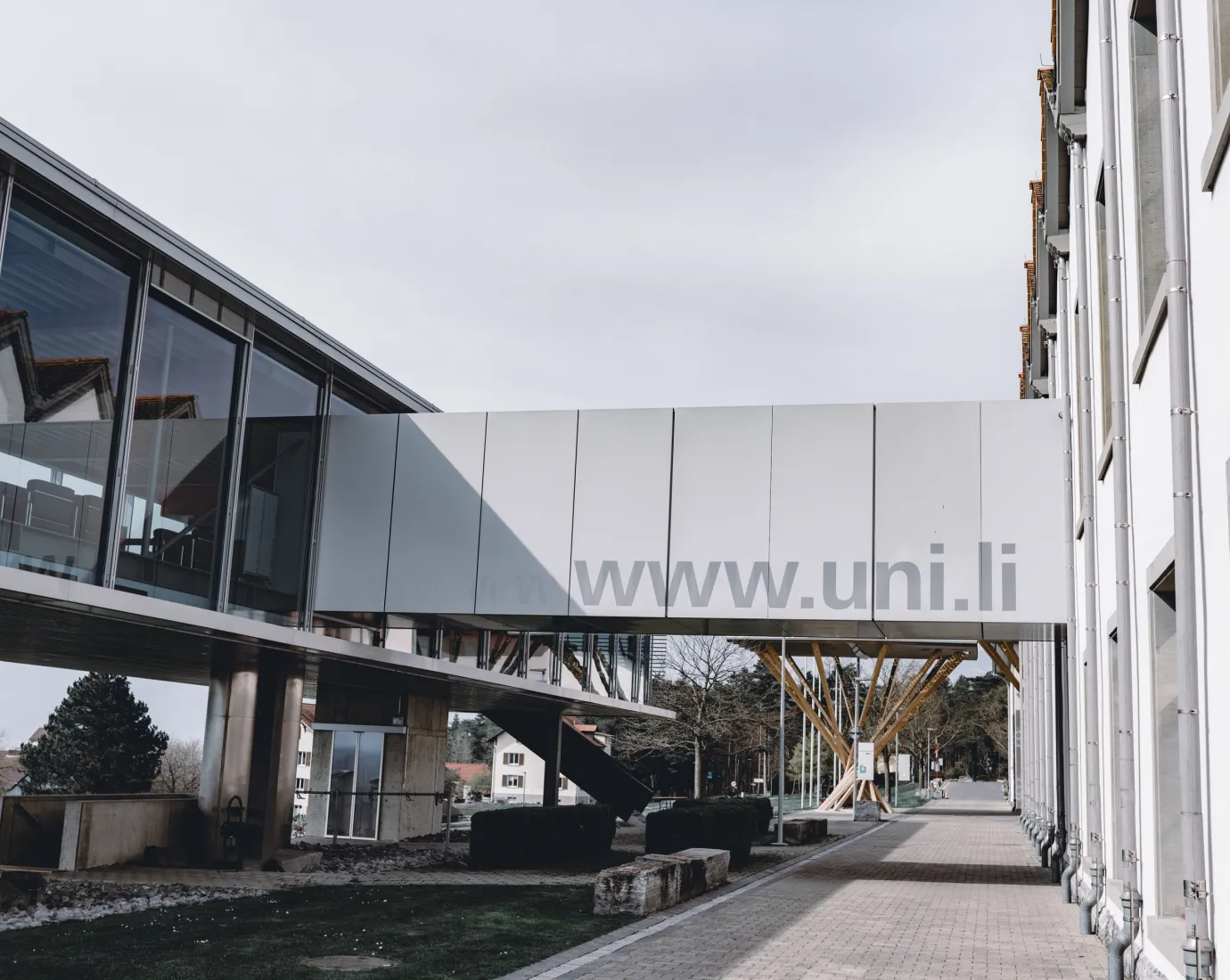 Seitenansicht des Verbindungsgangs mit www.uni.li Adresse zwischen den Gebäuden der Universität Liechtenstein.