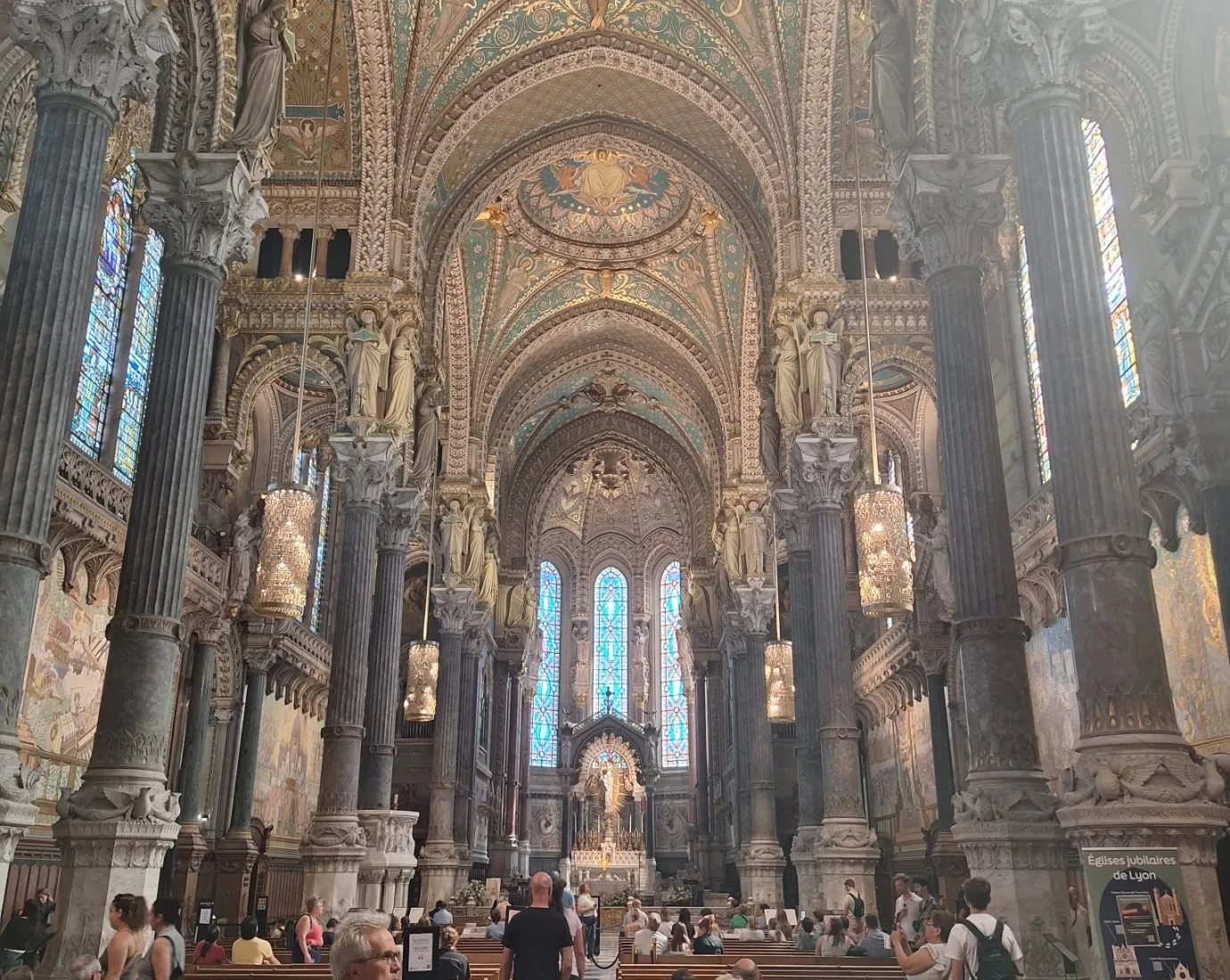 Notre-Dame de Fourvière in Lyon von innen