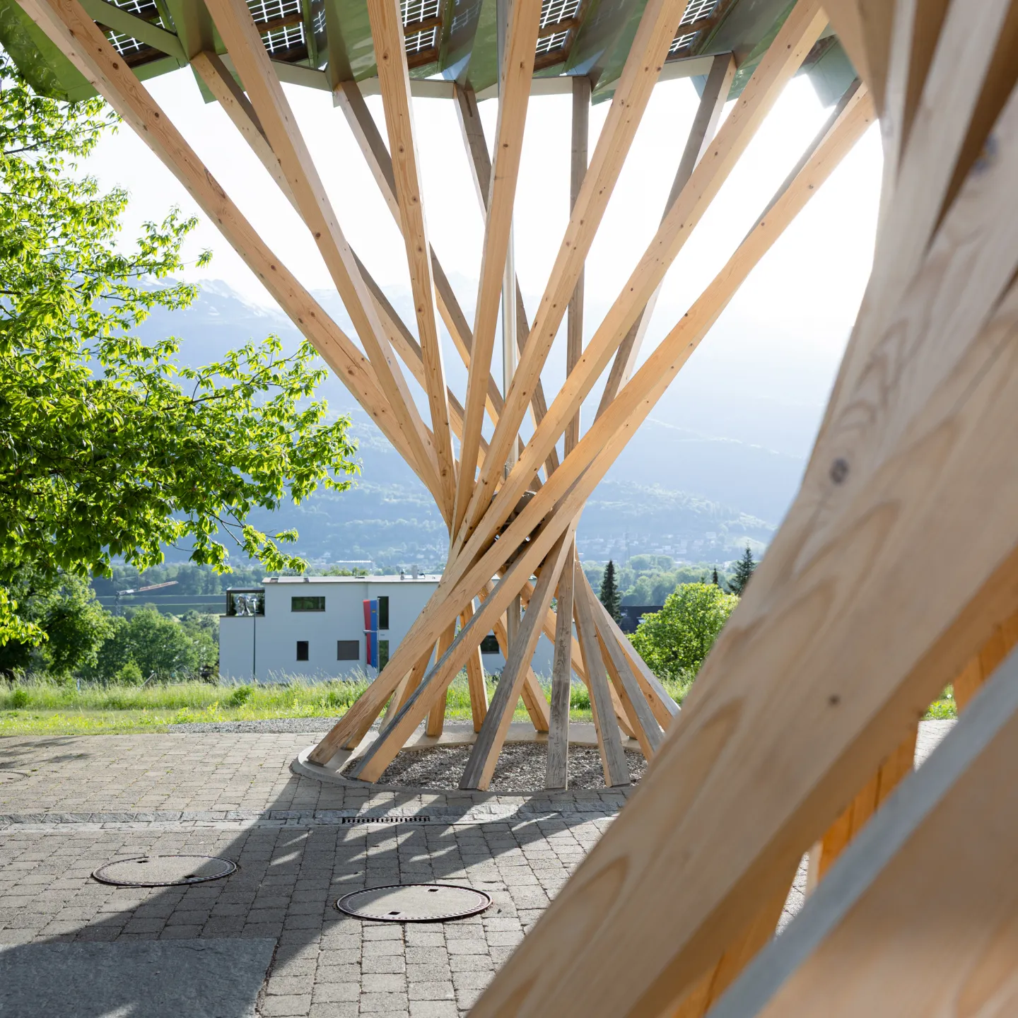 Architektonischer Holzpavillon mit Blick ins Rheintal auf dem Campus der Universitaet Liechtenstein.