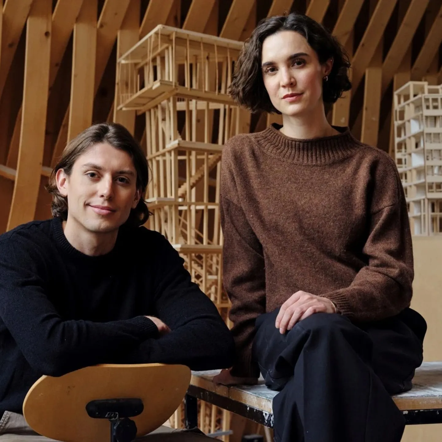 Zwei Studierende sitzen in Modellwerkstatt der Liechtenstein School of Architecture