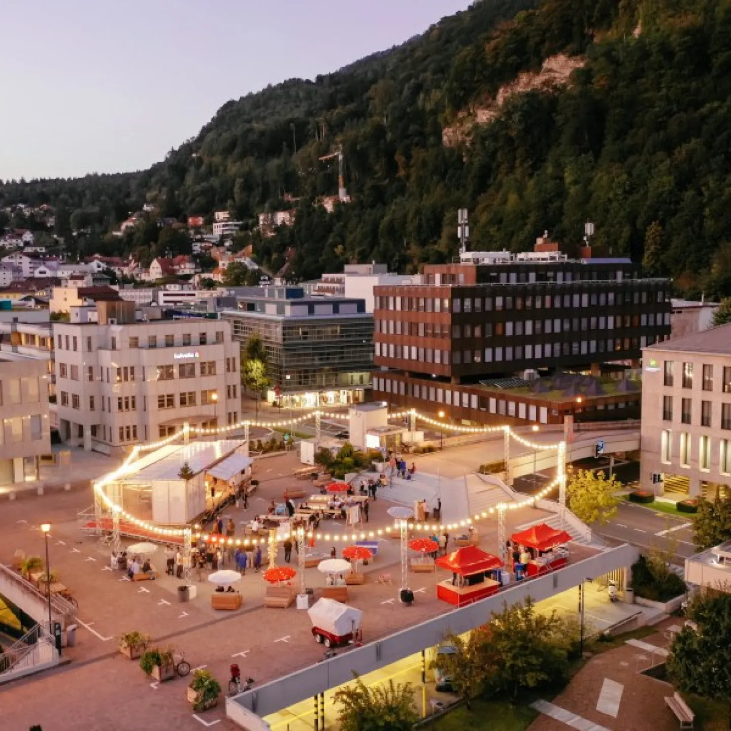 Luftaufnahme eines Bürgerbeteiligungsprojekts "Base Camp - Vadozer Huus" auf der Marktplatzgarage in Vaduz