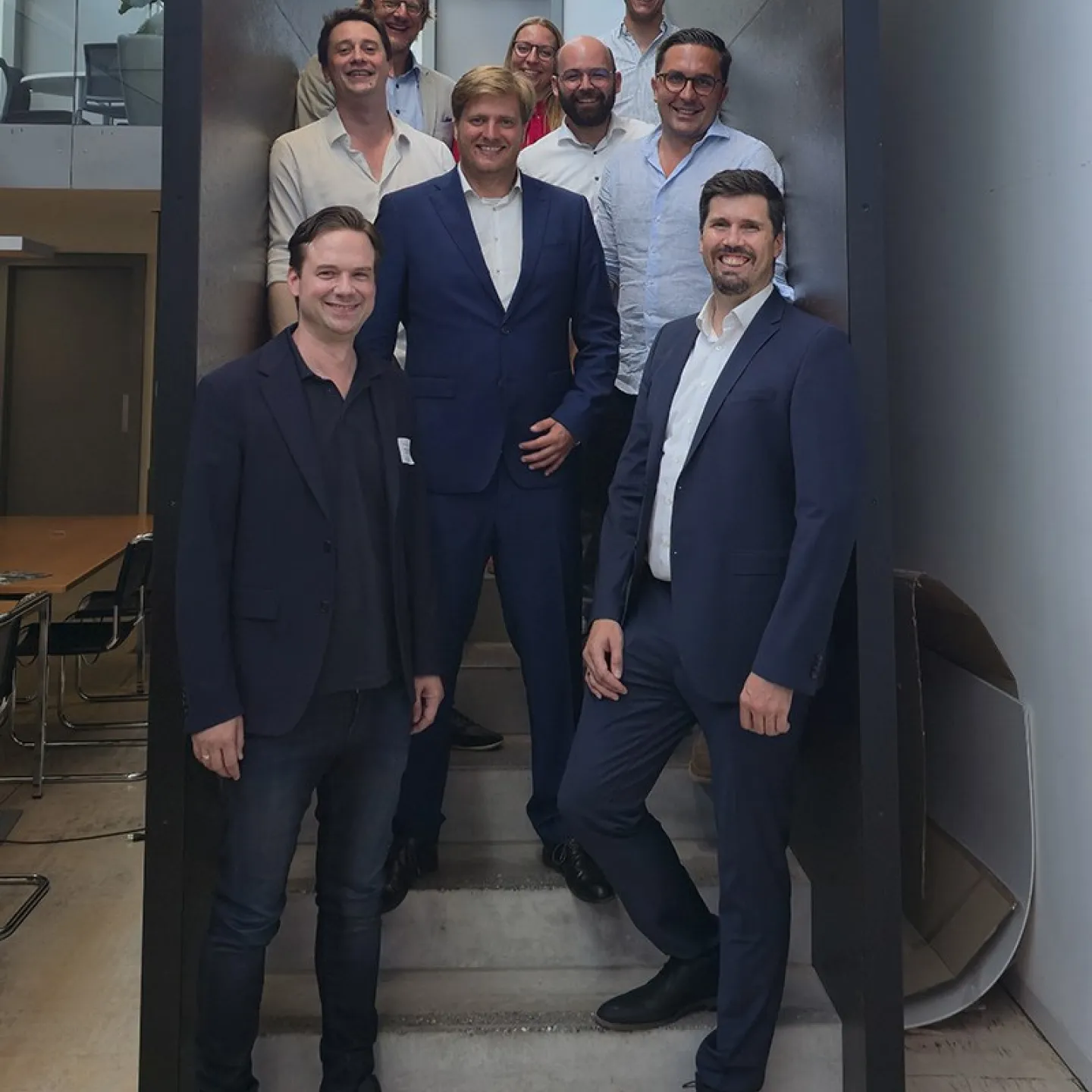 Foto von Marius Gramlich, umgeben von seinen Betreuern und Doktoratskolegen zur Feier seiner erfolgreichen Dissertation an der Universität Liechtenstein.