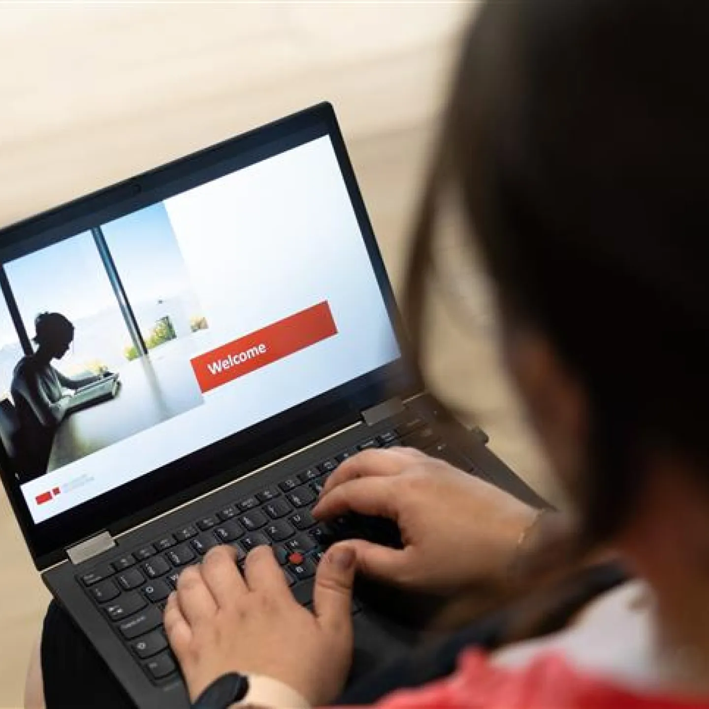 Person nimmt mit Laptop an den Welcome der Universität Liechtenstein teil.