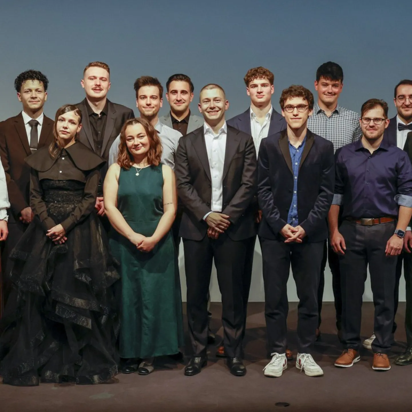 Auf dem Bild sind die Absolvent:innen des Bachelor of Science Architecture.