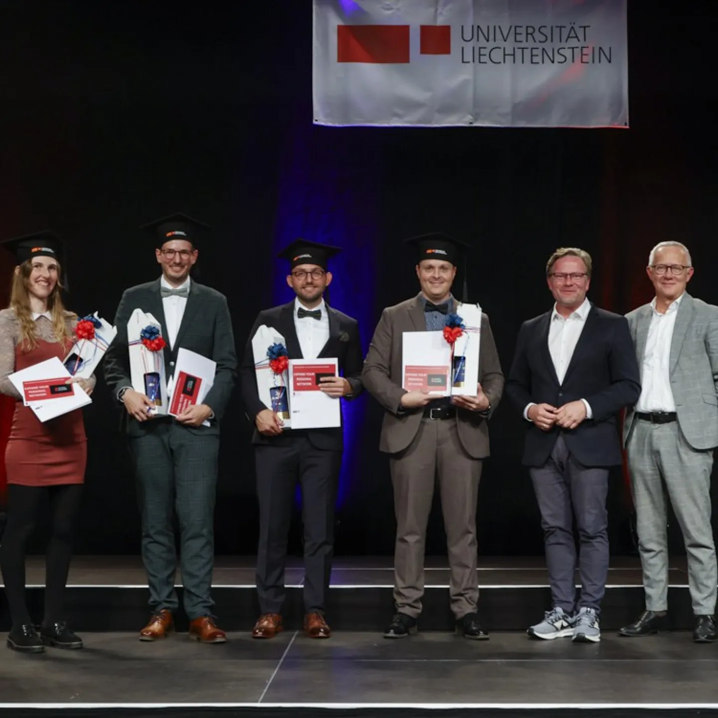 Auf dem Bild sind Dr. Christian Frommelt, Arabella Nigg-Stock, Simon Liegl, Sebastian Moder und Martin Weber, mit Prof. Dr. Jan vom Brocke, Prof. Dr. Leo Brecht und Prof. Dr. Marco Furtner.