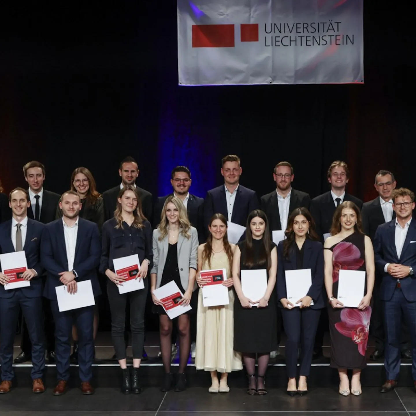 Auf dem Bild sind die Absolvent:innen des Master of Science Information Systems.