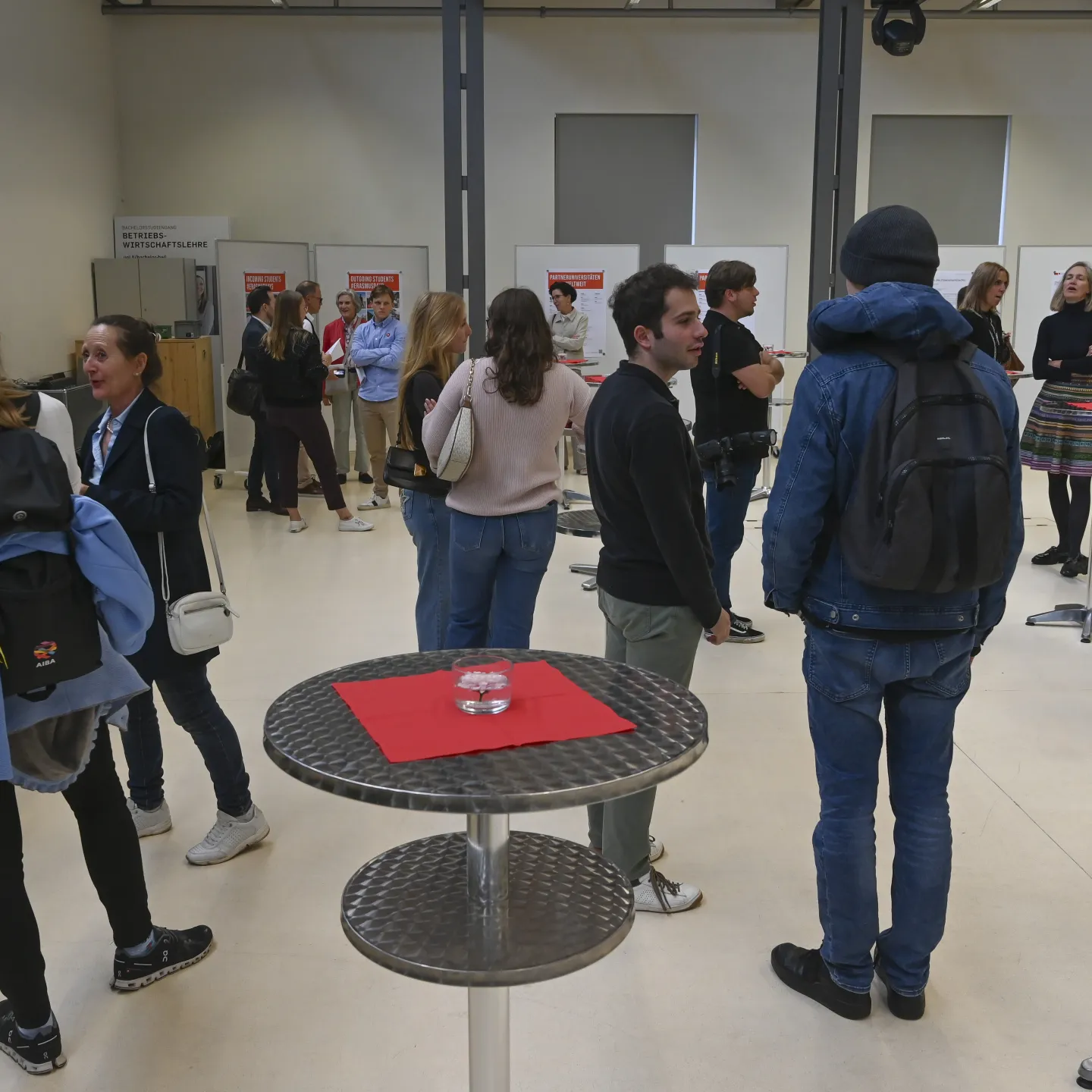 Besucher der Posterausstellung im Gespräch mit Forschenden