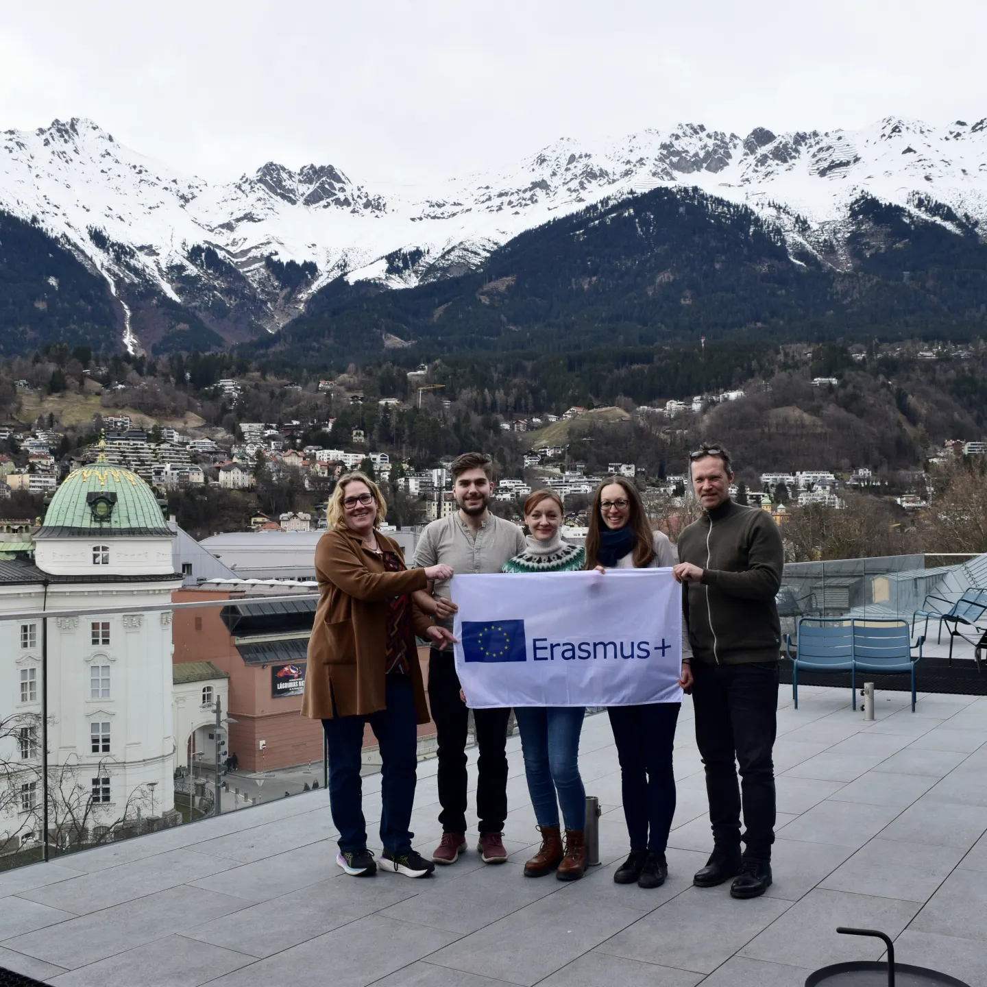 Heike Henning, Markus Rohregger, Susanne Häfner, Janine Hacker, Alexander Carôt mit Erasmus-Fahne