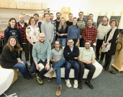 Gruppe von Studierenden und Lehrenden der Universität Liechtenstein beim gemeinsamen Treffen im kreativen Arbeitsraum