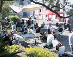 Welcome Days Campus Universität Liechtenstein neue Studierende vor der Uni im Sonnenschein