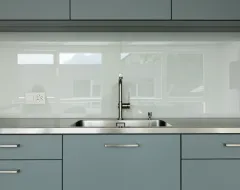 Moderne Edelstahlspüle mit Wasserhahn in der Gemeinschaftsküche des Studierendenwohnheims der Universität Liechtenstein.