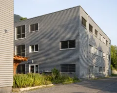 Vorderansicht des Studierendenwohnheims der Universität Liechtenstein bei Abendsonne.