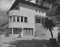 Schwarz-Weiss Aufnahme eines Gebäudes des Architekten Ernst Sommerlad