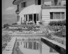 Schwarz-Weiss Aufnahme einer alten Villa mit Pool des Architekten Ernst Sommerlad
