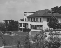 Schwarz-Weiss Aufnahme eines Gebäudes des Architekten Ernst Sommerlad