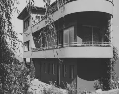 Schwarz-Weiss Aufnahme eines Gebäudes des Architekten Ernst Sommerlad